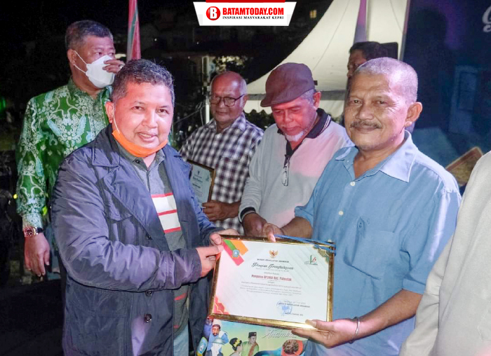 Wakil Bupati Kepulauan Anambas saat memberikan piagam penghargaan kepada perwakilan masyarakat Kecamatan Palmatak